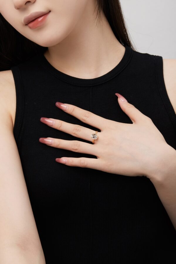 2 carat round cut engagement rings​